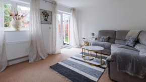 Comfortable 4-Bedroom Home in Aylesbury Ideal for Contractors Professionals or Larger Families